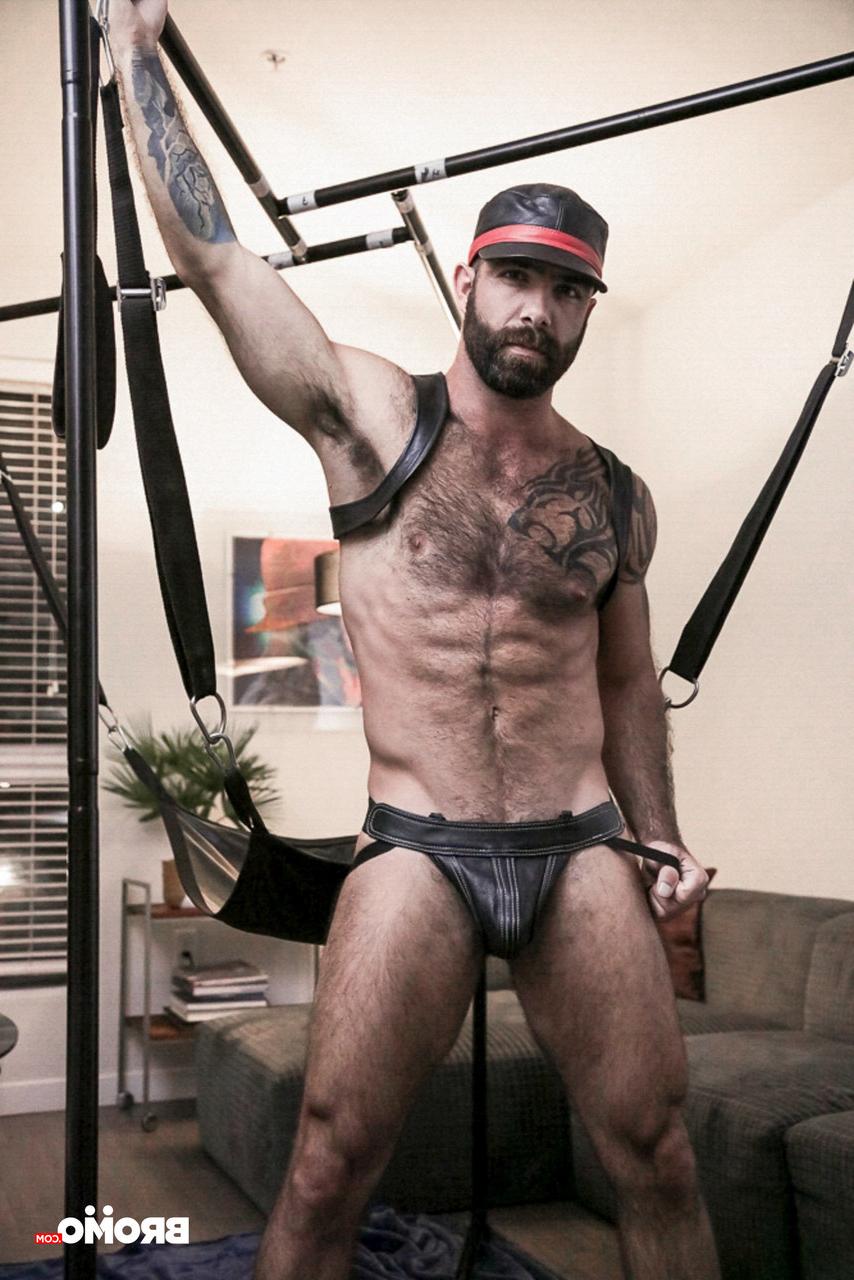 20P Die muskulösen Schwulenbären Vince Parker und Jake Nicola ficken in Hardcore-BDSM-Action