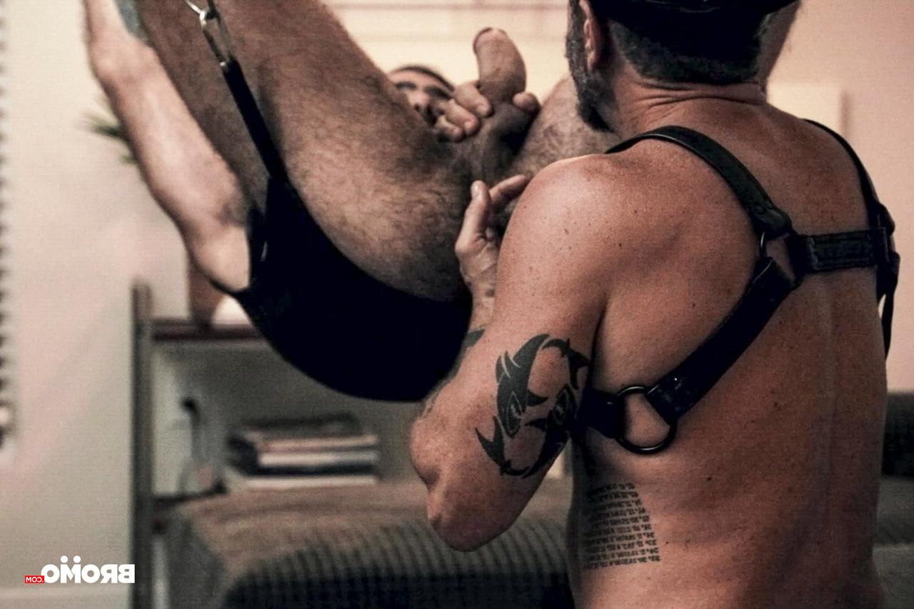 20P Die muskulösen Schwulenbären Vince Parker und Jake Nicola ficken in Hardcore-BDSM-Action