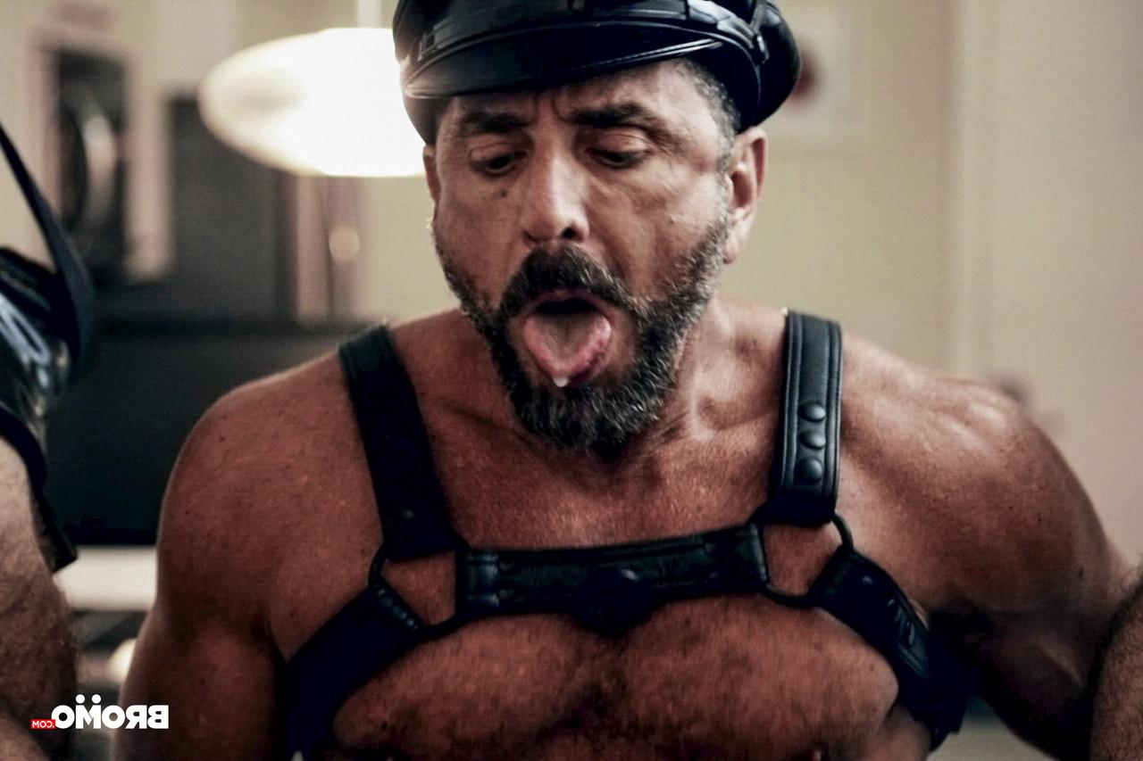 20P Die muskulösen Schwulenbären Vince Parker und Jake Nicola ficken in Hardcore-BDSM-Action