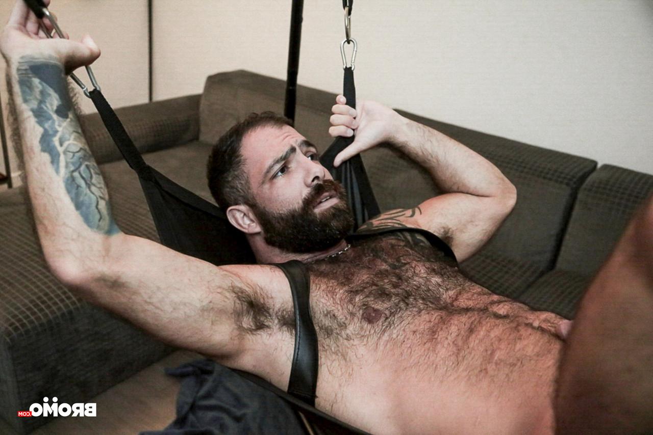 20P Die muskulösen Schwulenbären Vince Parker und Jake Nicola ficken in Hardcore-BDSM-Action