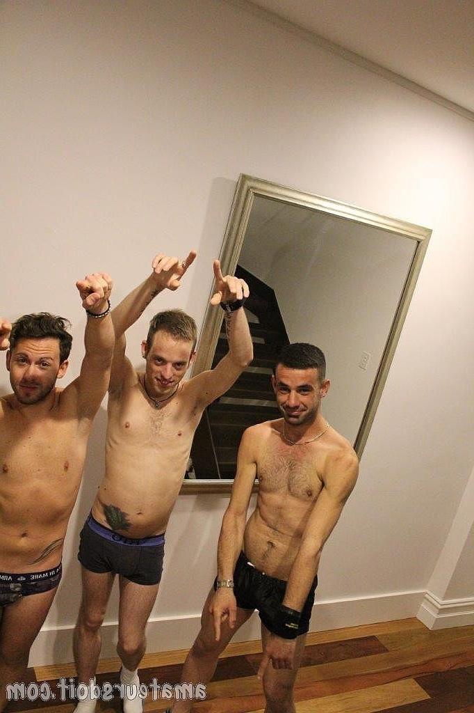 20P Três jovens amadores tiram a roupa e explodem o pau um do outro em um trio gay