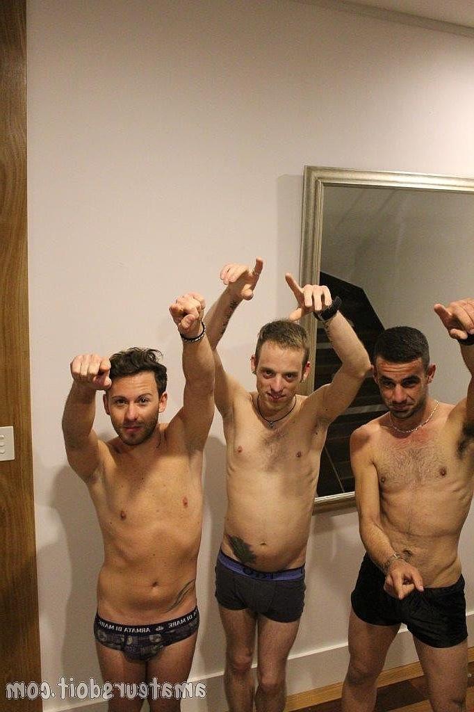20P Três jovens amadores tiram a roupa e explodem o pau um do outro em um trio gay