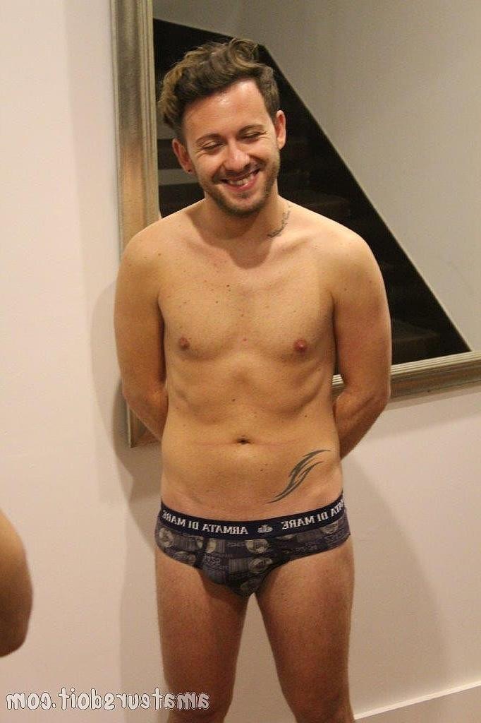 20P Três jovens amadores tiram a roupa e explodem o pau um do outro em um trio gay