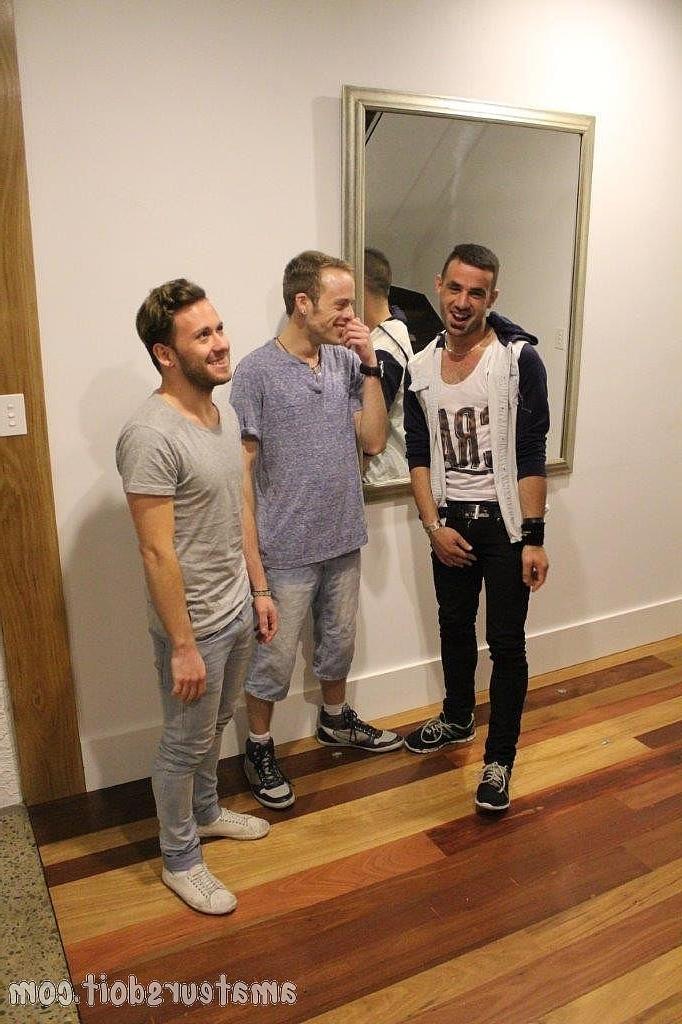 20P Três jovens amadores tiram a roupa e explodem o pau um do outro em um trio gay