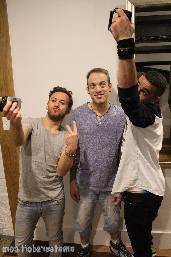 20P Três jovens amadores tiram a roupa e explodem o pau um do outro em um trio gay
