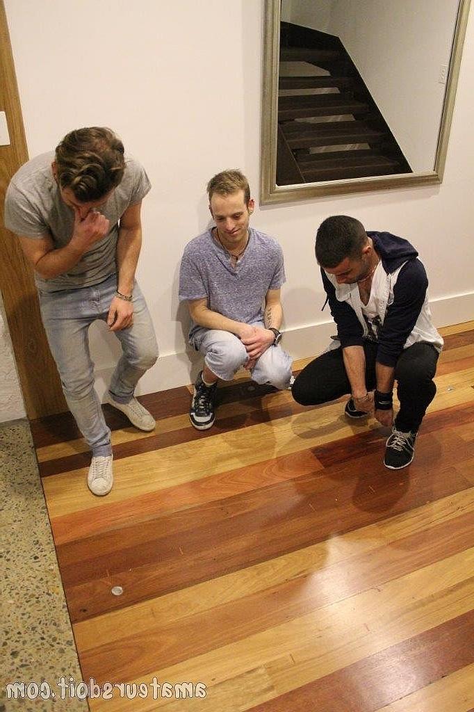 20P Três jovens amadores tiram a roupa e explodem o pau um do outro em um trio gay