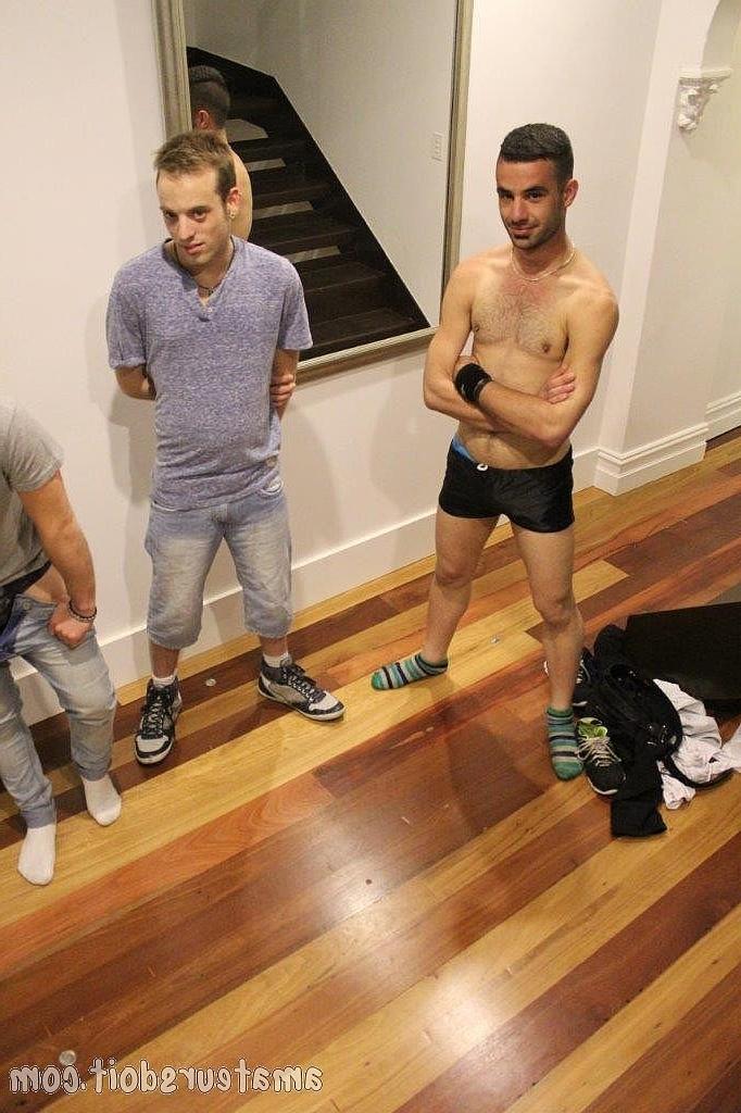 20P Três jovens amadores tiram a roupa e explodem o pau um do outro em um trio gay