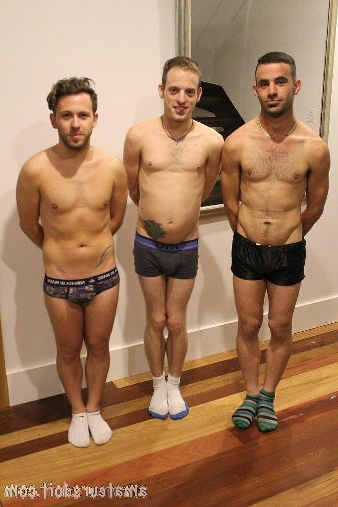 20P Três jovens amadores tiram a roupa e explodem o pau um do outro em um trio gay