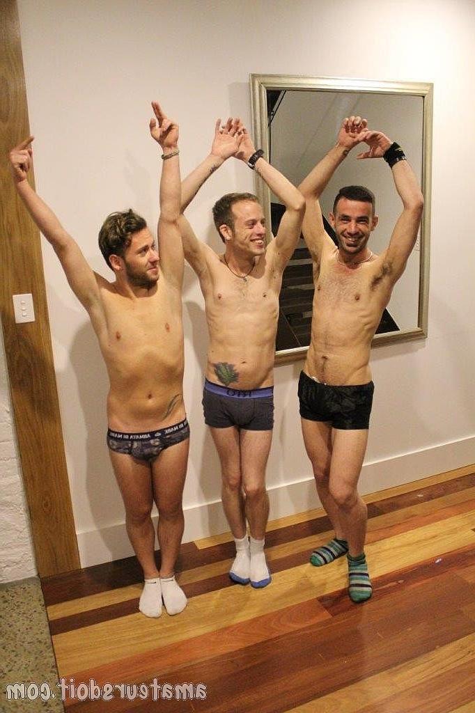 20P Três jovens amadores tiram a roupa e explodem o pau um do outro em um trio gay