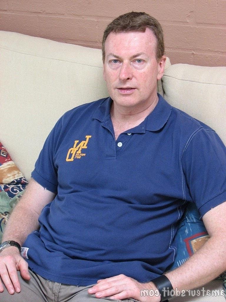 20P O papai gay travesso Sean Edge mostra seu corpo peludo e se masturba