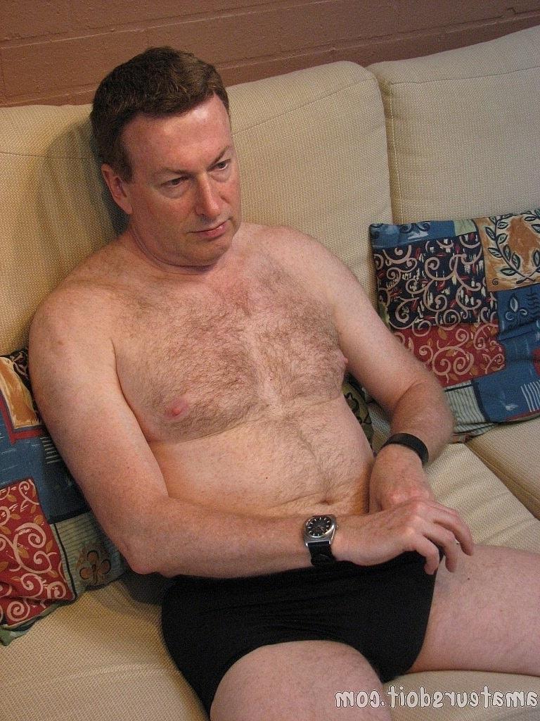 20P O papai gay travesso Sean Edge mostra seu corpo peludo e se masturba