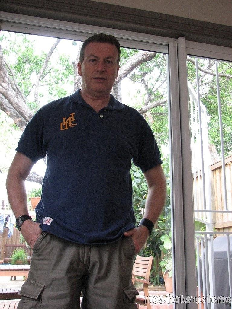 20P O papai gay travesso Sean Edge mostra seu corpo peludo e se masturba