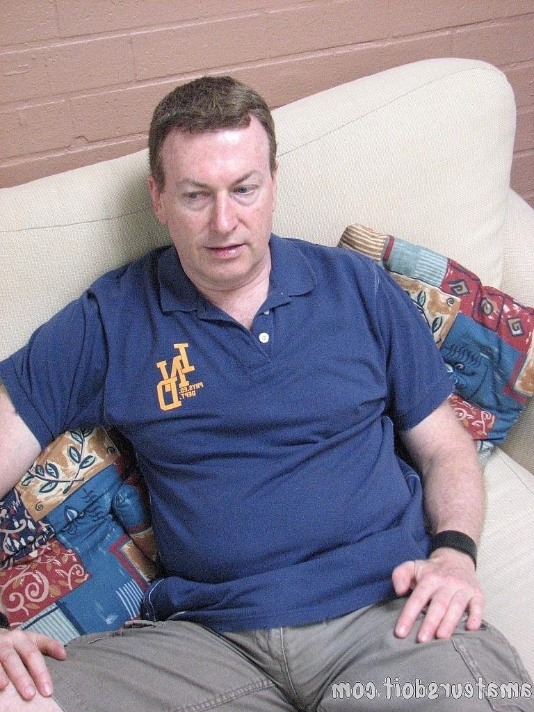 20P O papai gay travesso Sean Edge mostra seu corpo peludo e se masturba