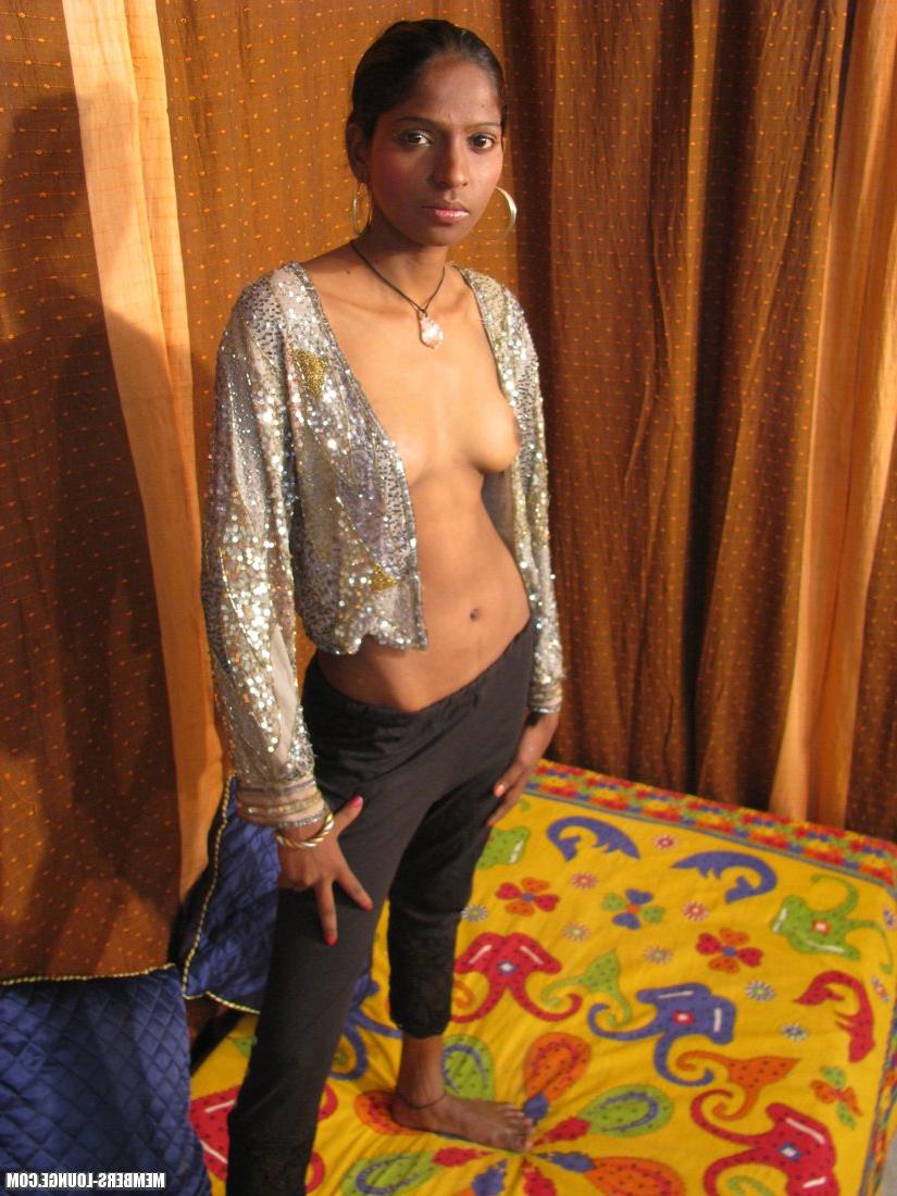 15P Une MILF indienne expose son corps maigre sans vêtements sur un lit.