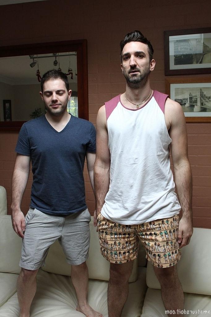 20P Garotos gays amadores Brenton Bothways e Lucas Layby se beijam e fodem forte na cama
