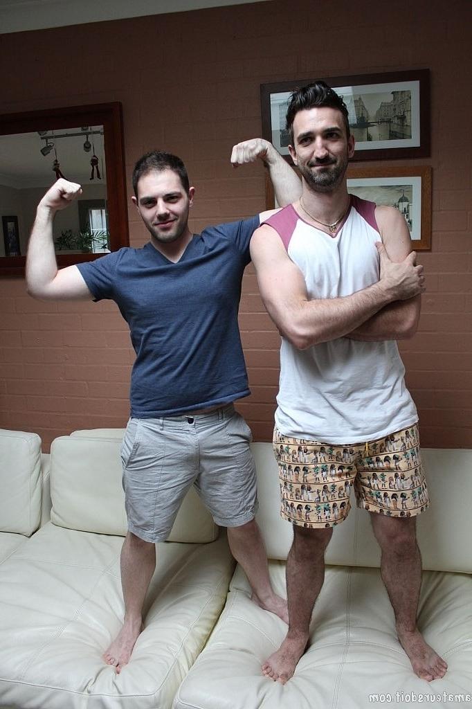20P Garotos gays amadores Brenton Bothways e Lucas Layby se beijam e fodem forte na cama