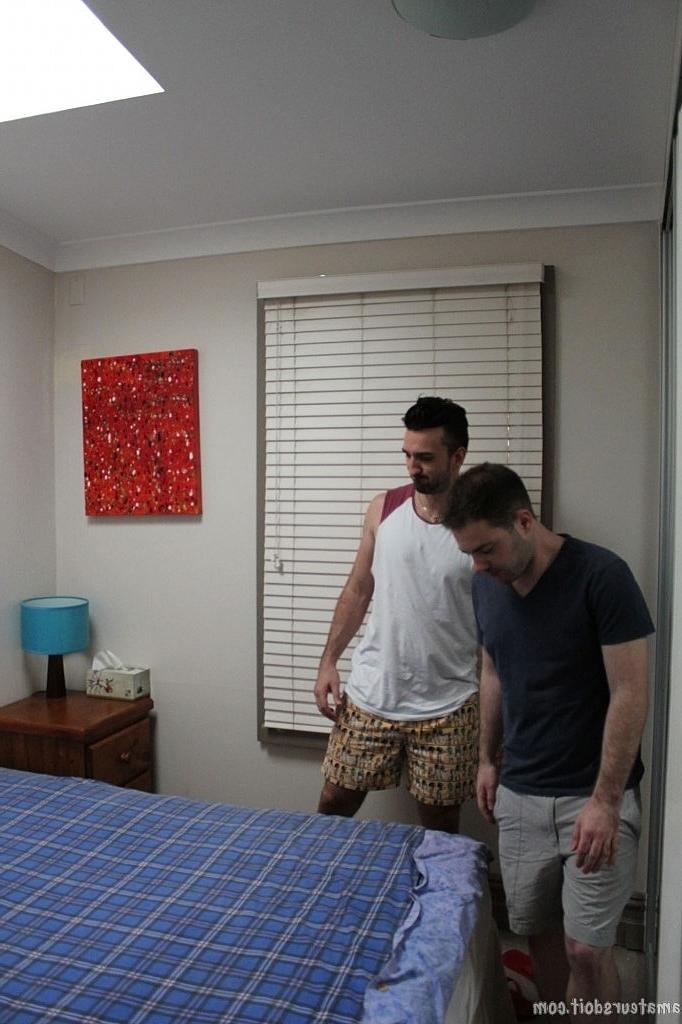 20P Garotos gays amadores Brenton Bothways e Lucas Layby se beijam e fodem forte na cama