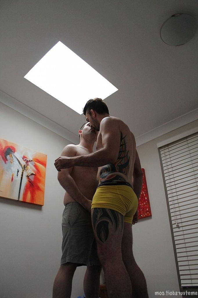 20P Garotos gays amadores Brenton Bothways e Lucas Layby se beijam e fodem forte na cama
