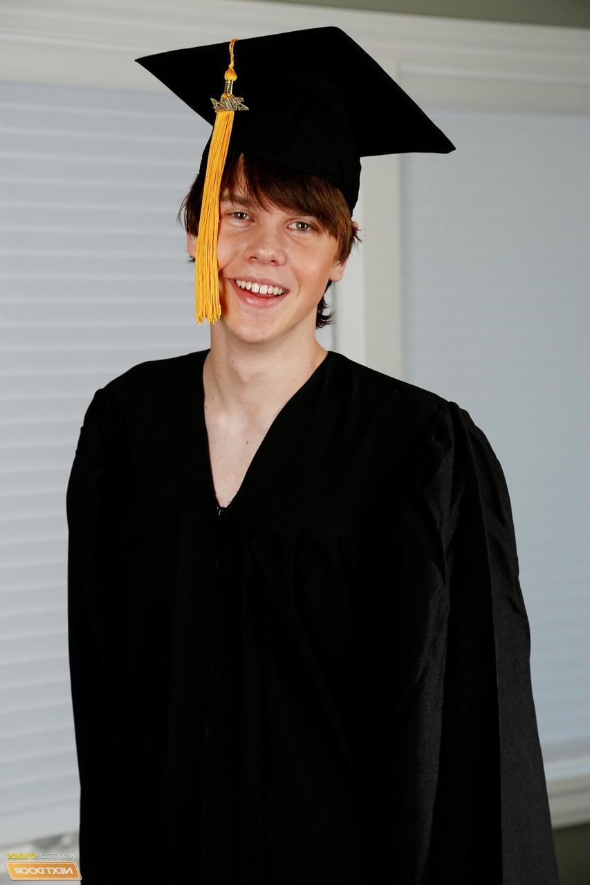 20P Garotos universitários Morgan Shades e Tommy fazendo sexo anal no dia da formatura