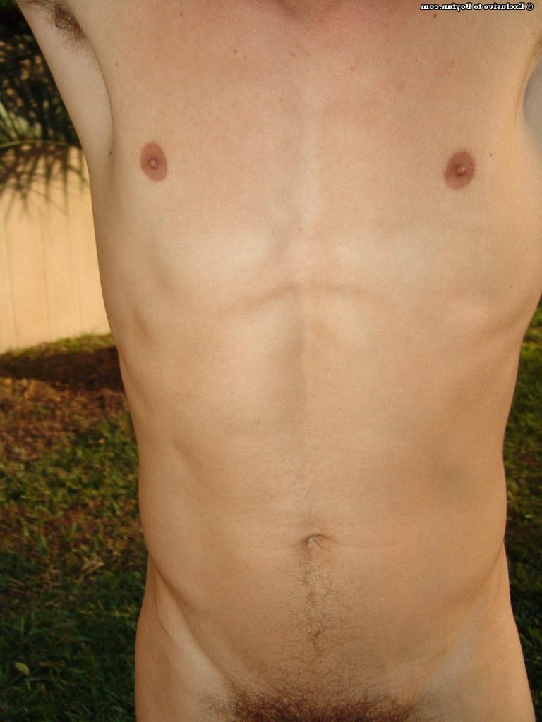 20P Der brünette Schwule Justin zeigt seine heißen Muskeln und seinen großen, haarigen Schwanz im Freien