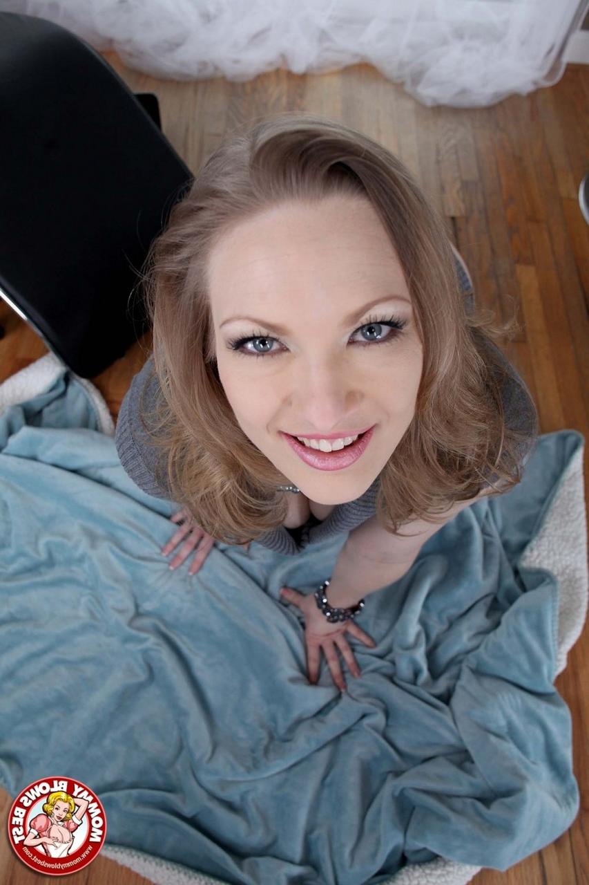 20P La sexy estrella porno Vicky Vixen muestra sus grandes tetas y hace una mamada en POV