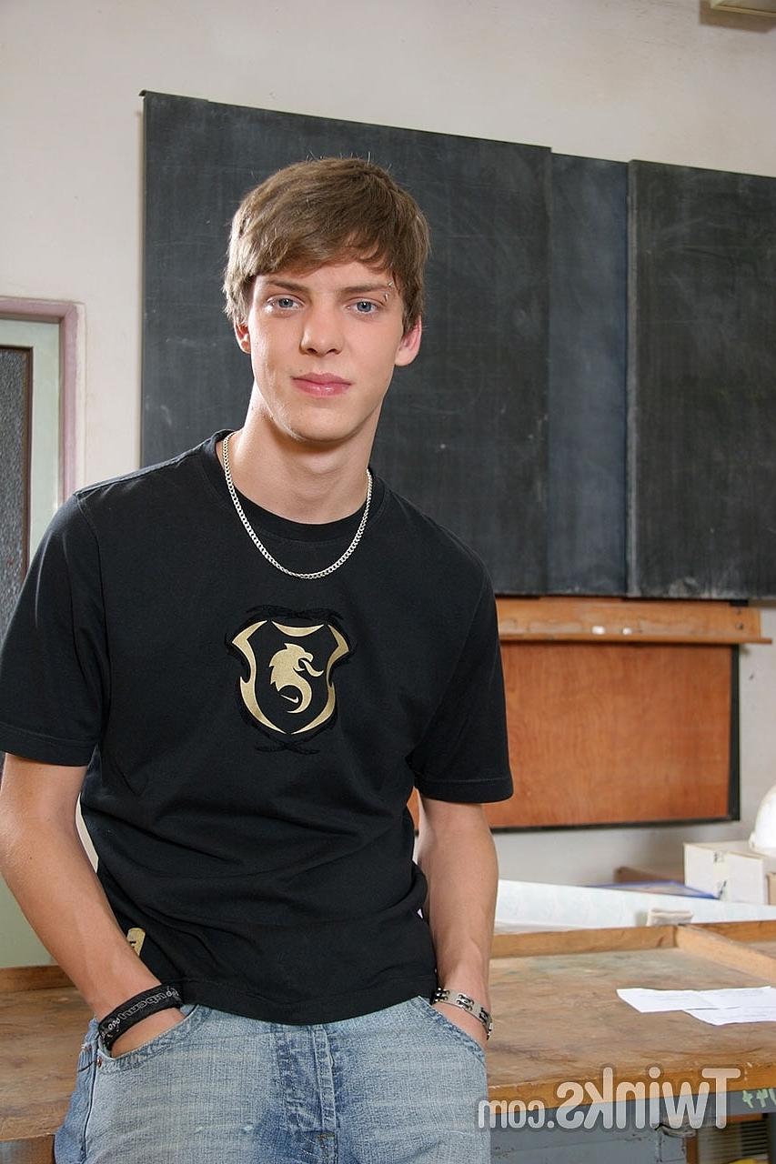20P Attractive brunette twinks having oral and anal sex in the classroom