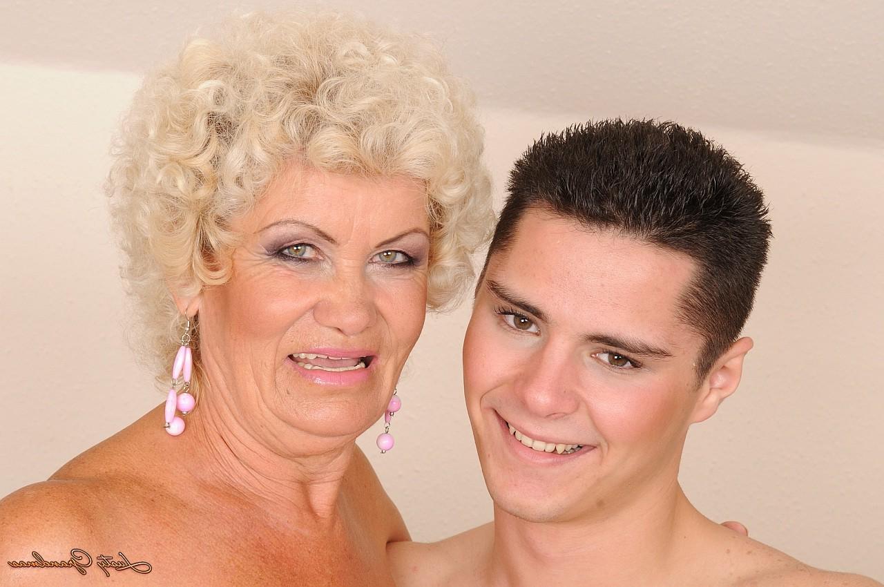18P La abuela rubia Effie hace un beso negro y monta una polla joven como una profesional