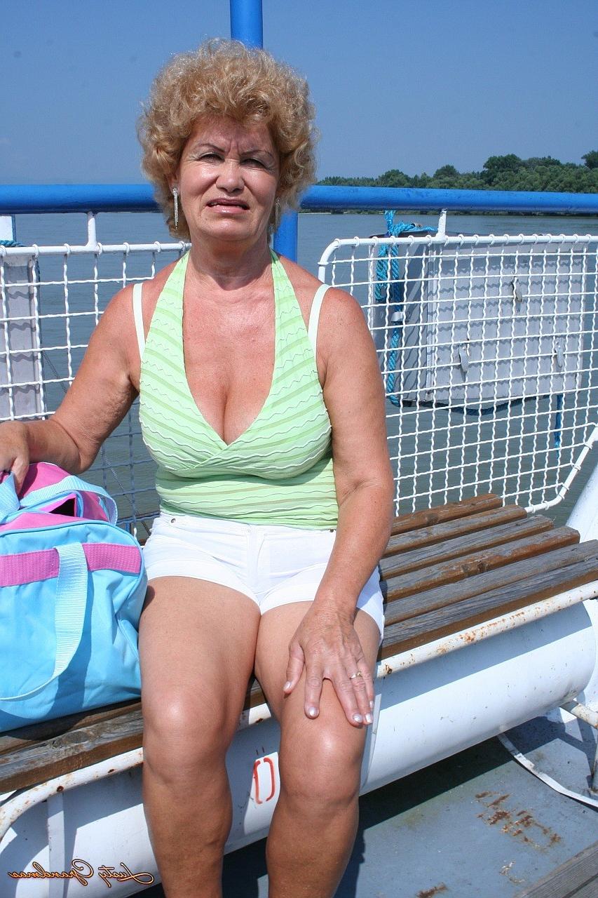 17P La mamie locale Effie se fait baiser ses seins naturels et sa chatte mature au bord de l'eau.