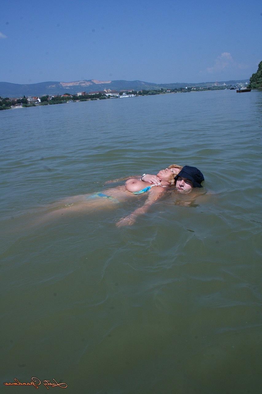 17P La mamie locale Effie se fait baiser ses seins naturels et sa chatte mature au bord de l'eau.