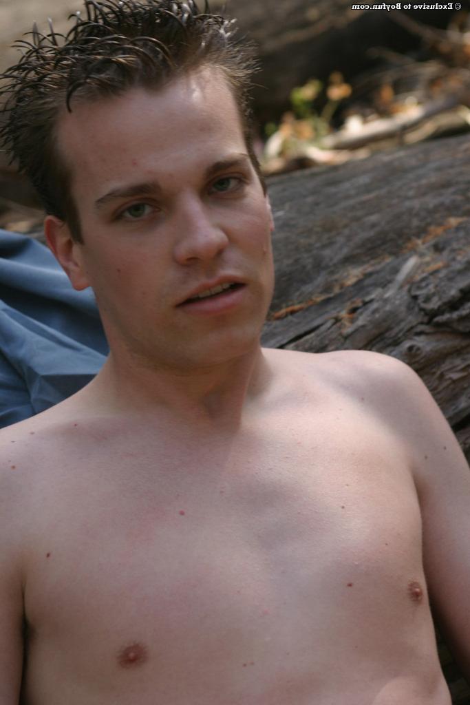 20P O doce gay Jeffrey perde a roupa e se masturba no meio da floresta