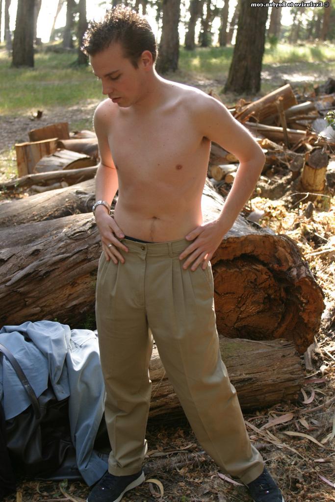 20P O doce gay Jeffrey perde a roupa e se masturba no meio da floresta