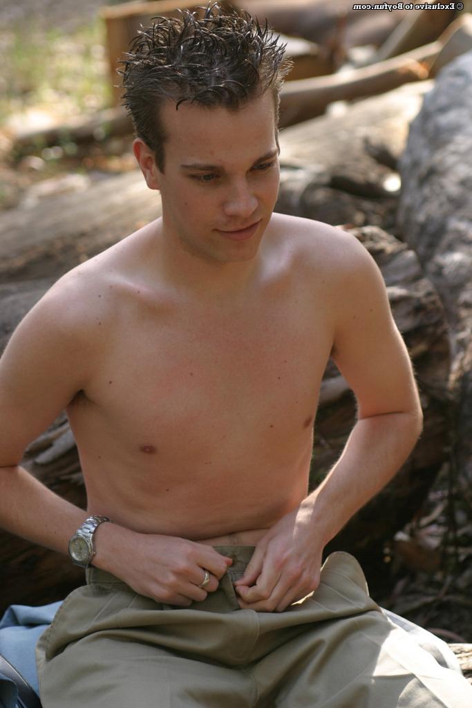 20P O doce gay Jeffrey perde a roupa e se masturba no meio da floresta