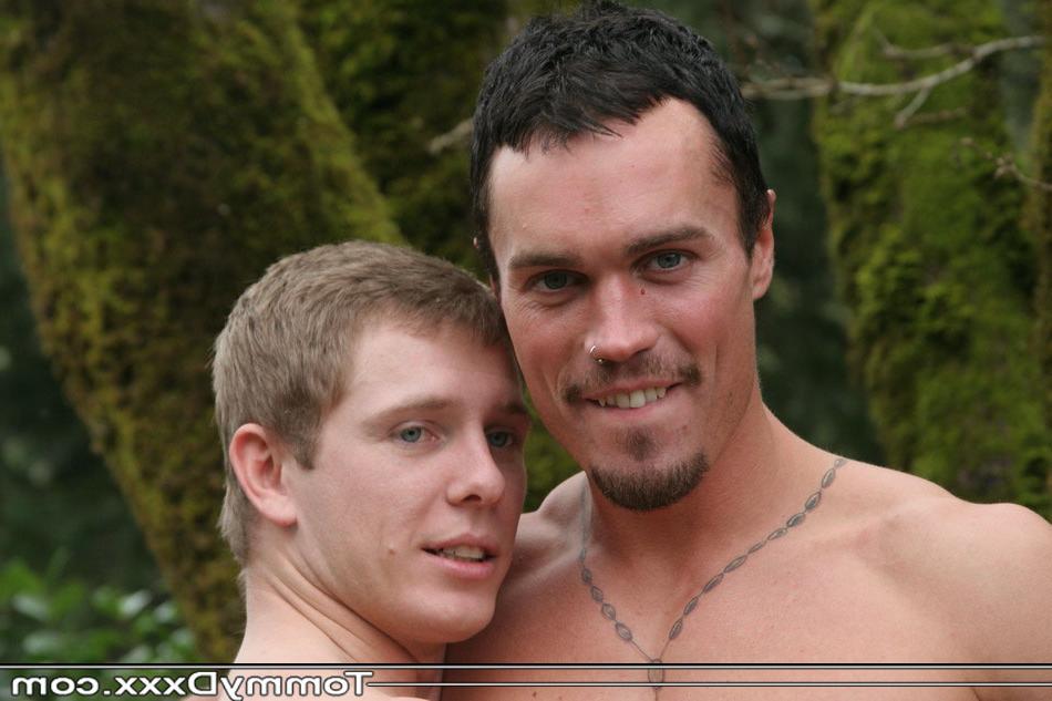 20P Los sementales gays amateur Tommy D y Fox se divierten desnudos y se masturban