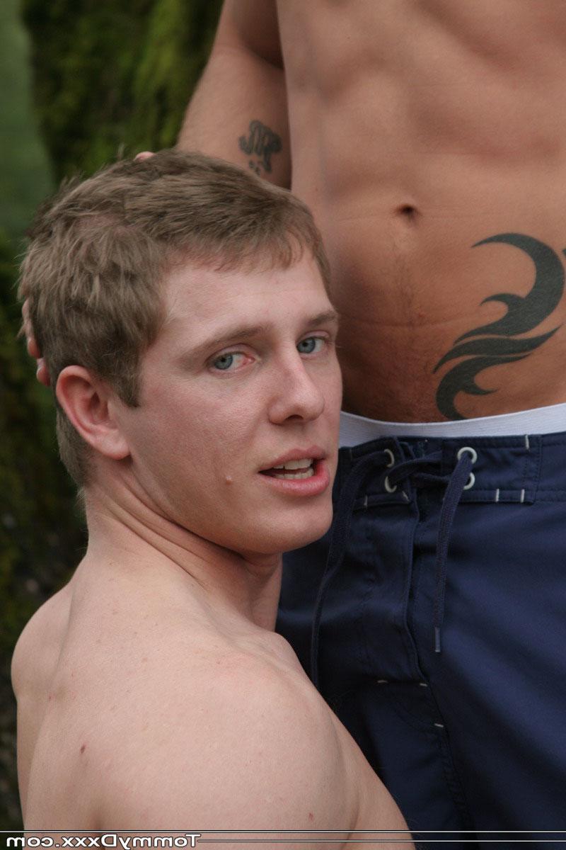 20P Los sementales gays amateur Tommy D y Fox se divierten desnudos y se masturban