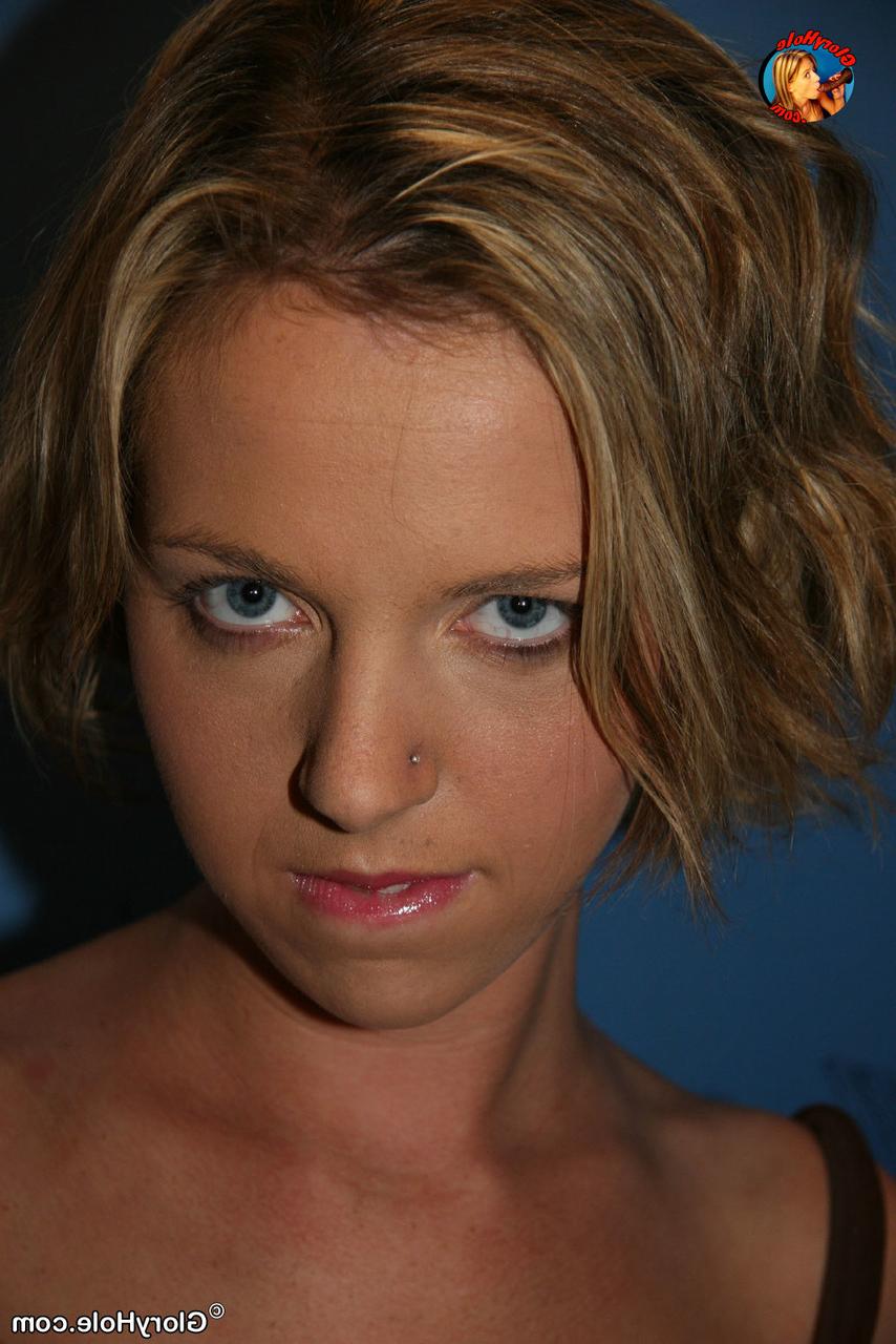 18P Teen Bree Barrett gibt in der Interracial-Gloryhole-Szene einen schönen Blowjob
