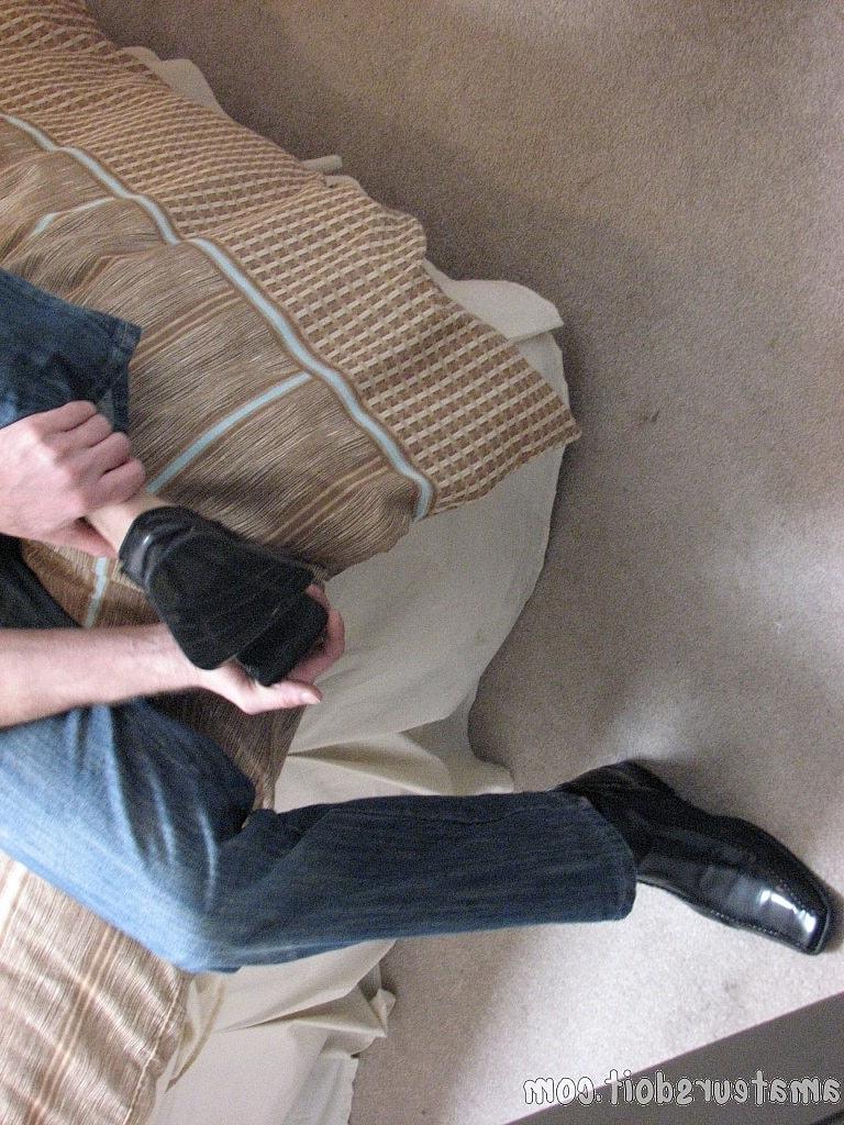 20P Tyler Treat, gay en chaleur, tire sa bite dure avec un jouet de course dans une chambre en solo