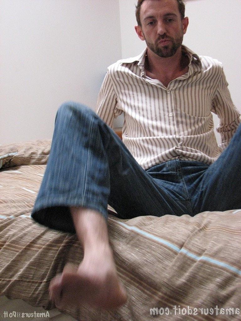20P Tyler Treat, gay en chaleur, tire sa bite dure avec un jouet de course dans une chambre en solo