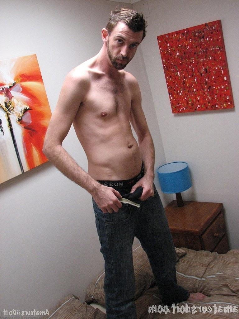 20P Tyler Treat, gay en chaleur, tire sa bite dure avec un jouet de course dans une chambre en solo