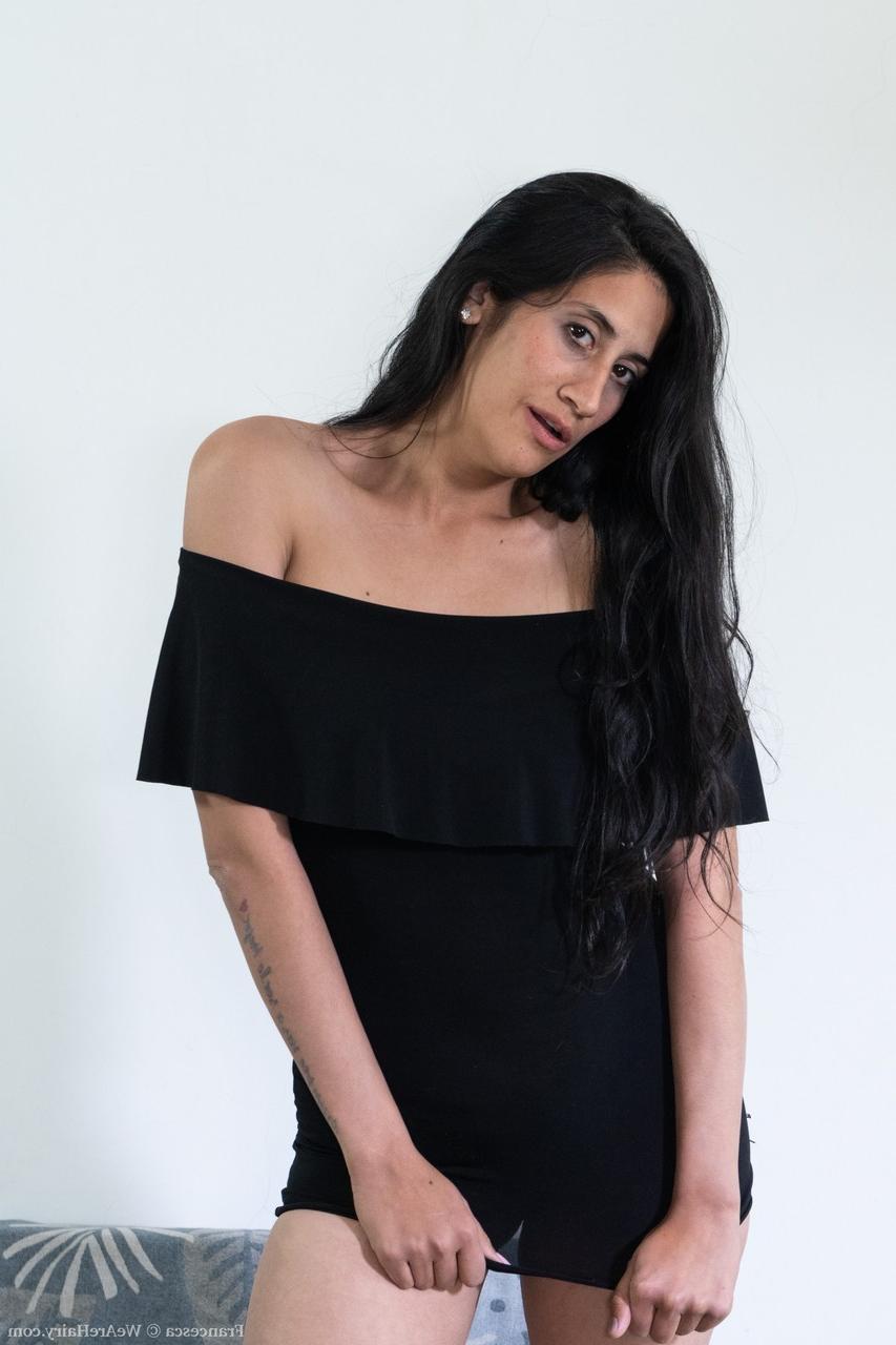 20P Mulher exótica Francesca revelando seus peitos minúsculos, bunda redonda e boceta peluda