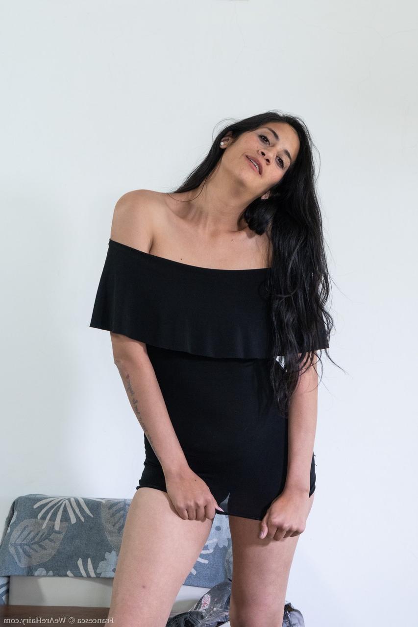 20P Mulher exótica Francesca revelando seus peitos minúsculos, bunda redonda e boceta peluda