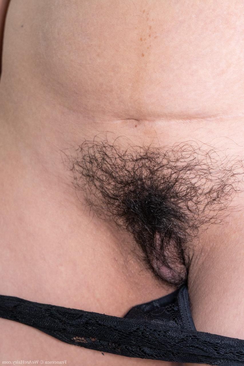 20P Mulher exótica Francesca revelando seus peitos minúsculos, bunda redonda e boceta peluda