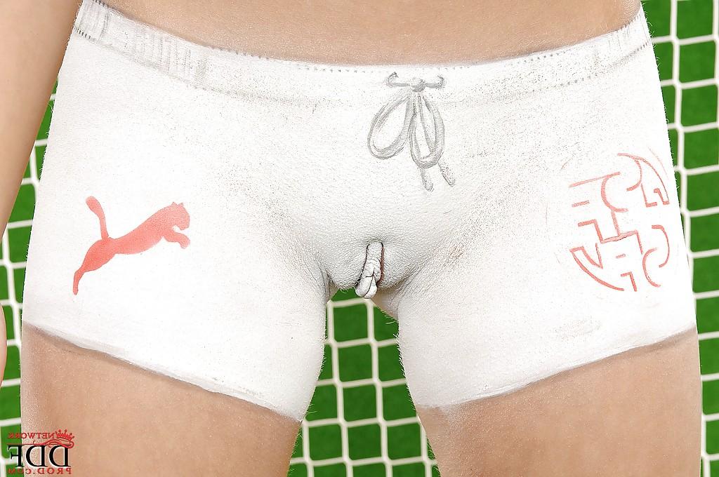 16P Europäisches Babe in körperbemaltem Sportoutfit, das seine sexy Kurven entblößt