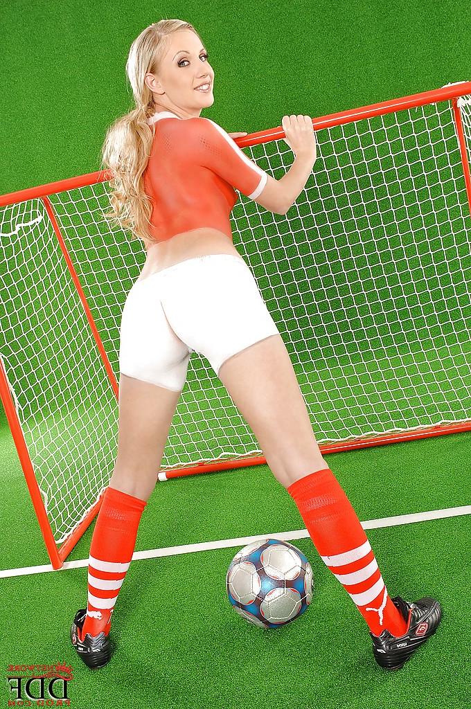 16P Europäisches Babe in körperbemaltem Sportoutfit, das seine sexy Kurven entblößt