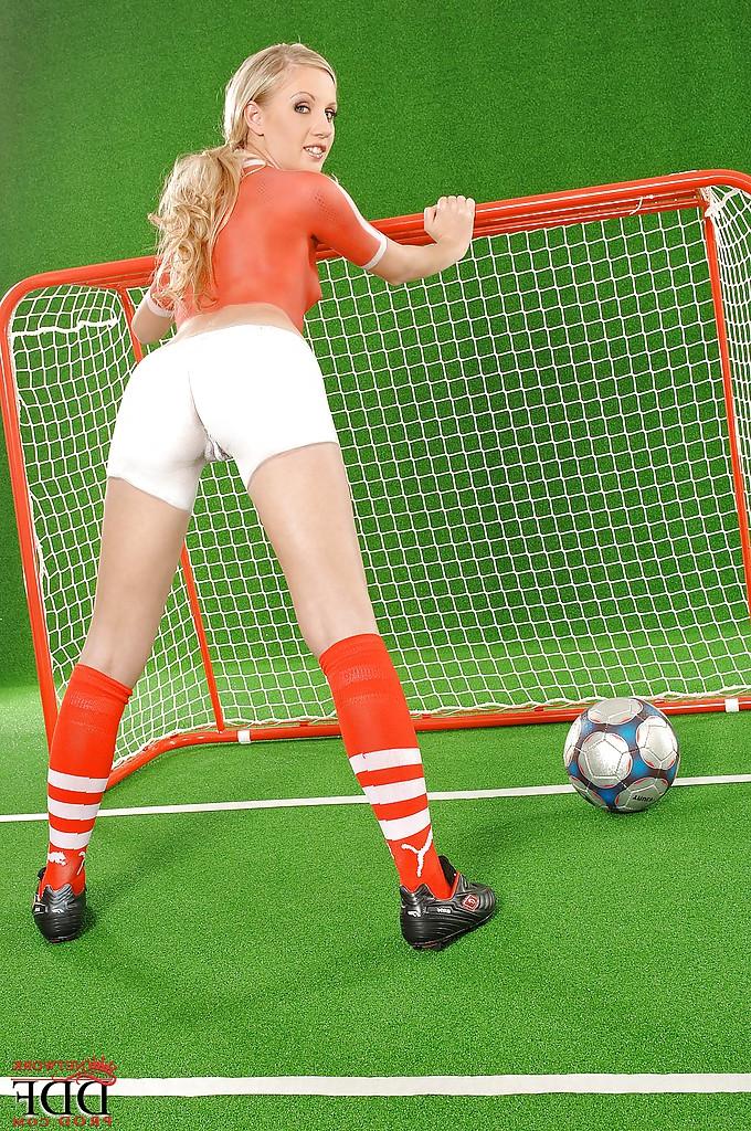16P Europäisches Babe in körperbemaltem Sportoutfit, das seine sexy Kurven entblößt