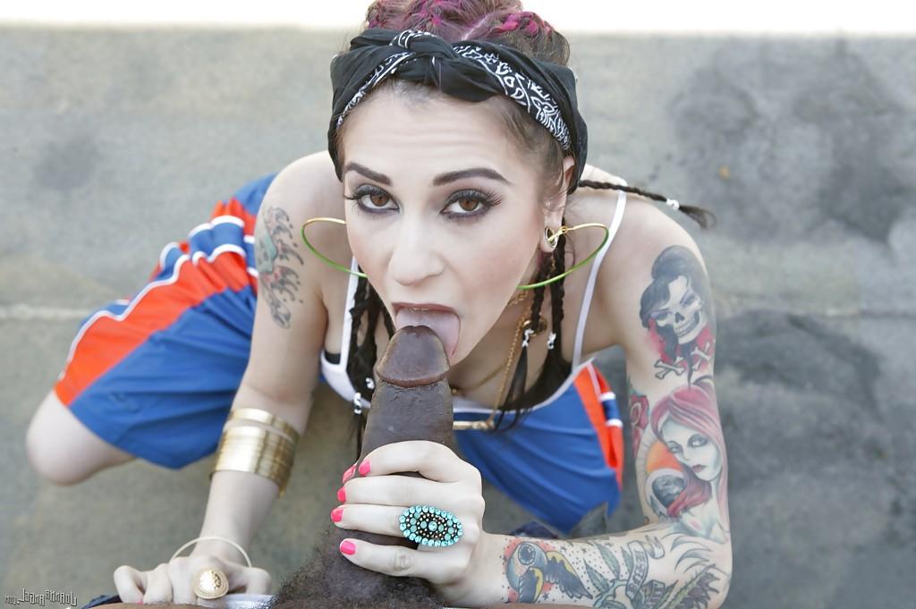 16P Gran belleza milf con tatuajes sexys joanna angel chupando polla dura