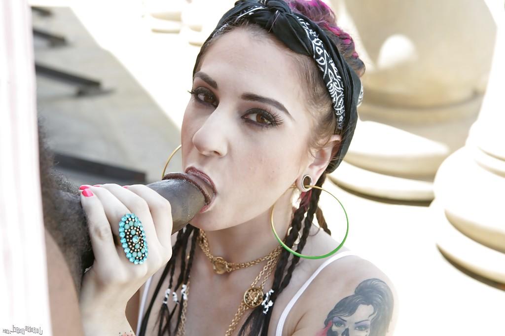 16P Gran belleza milf con tatuajes sexys joanna angel chupando polla dura