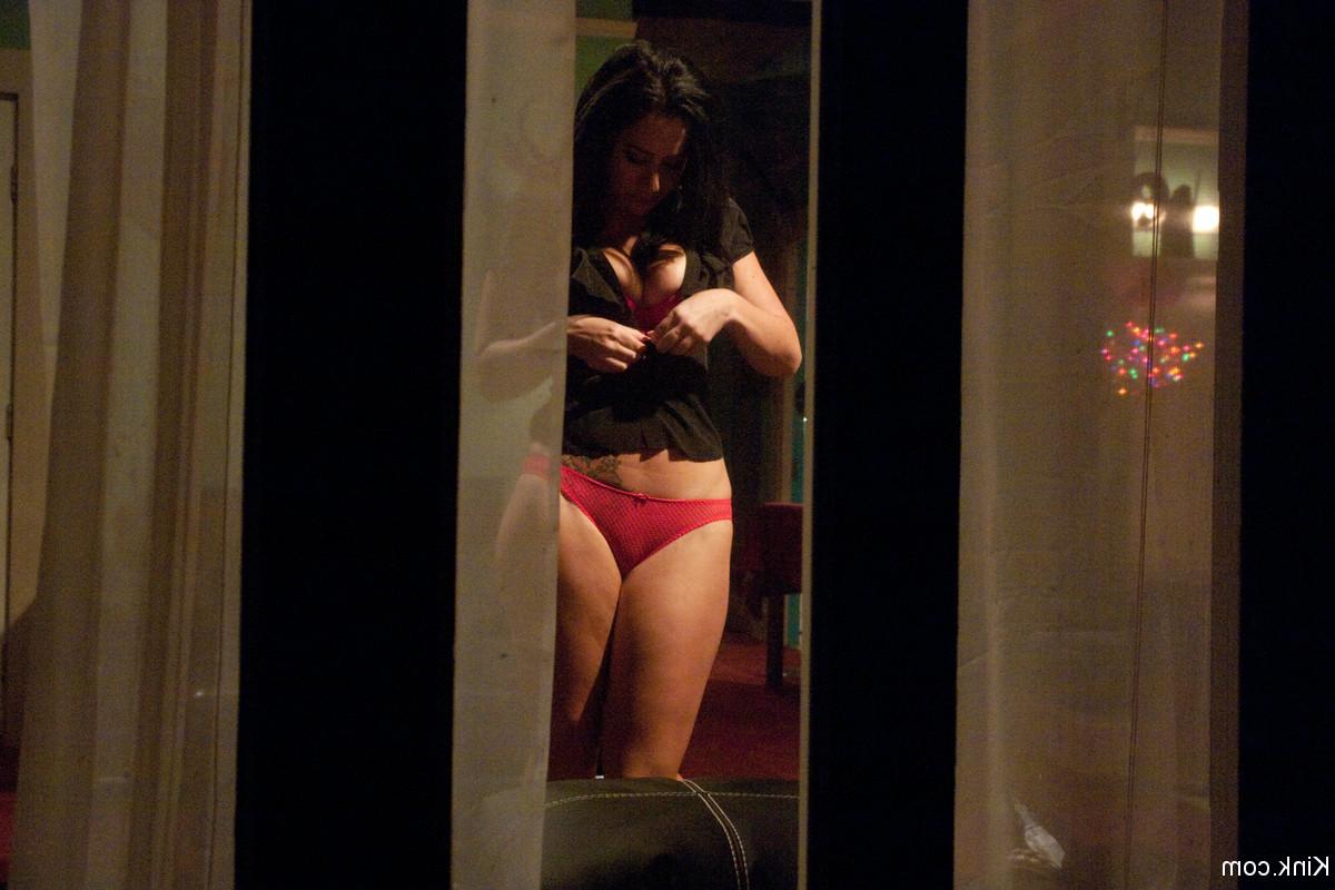 17P Mujer morena se da placer mientras un voyeur oculto observa la acción