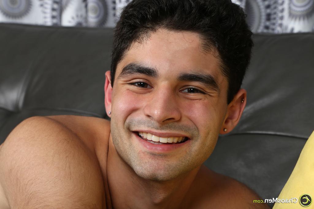 20P Der sexy Schwule Reese Arden zeigt seinen haarigen Körper und seinen großen Schwanz in einem Solo