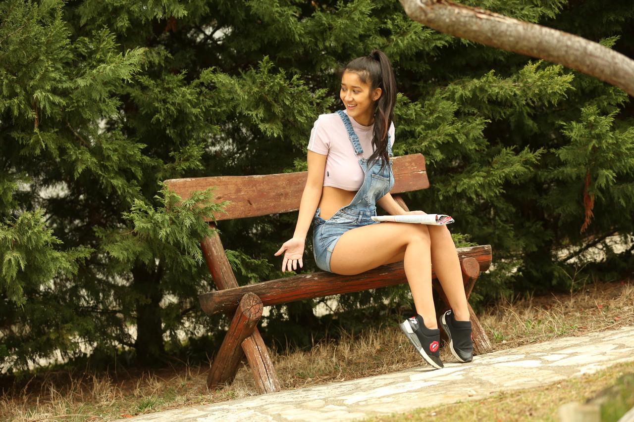 20P Das sexy Babe Darcia Lee stellt ihre großen Titten zur Schau und genießt umgekehrten Cowgirl-Sex