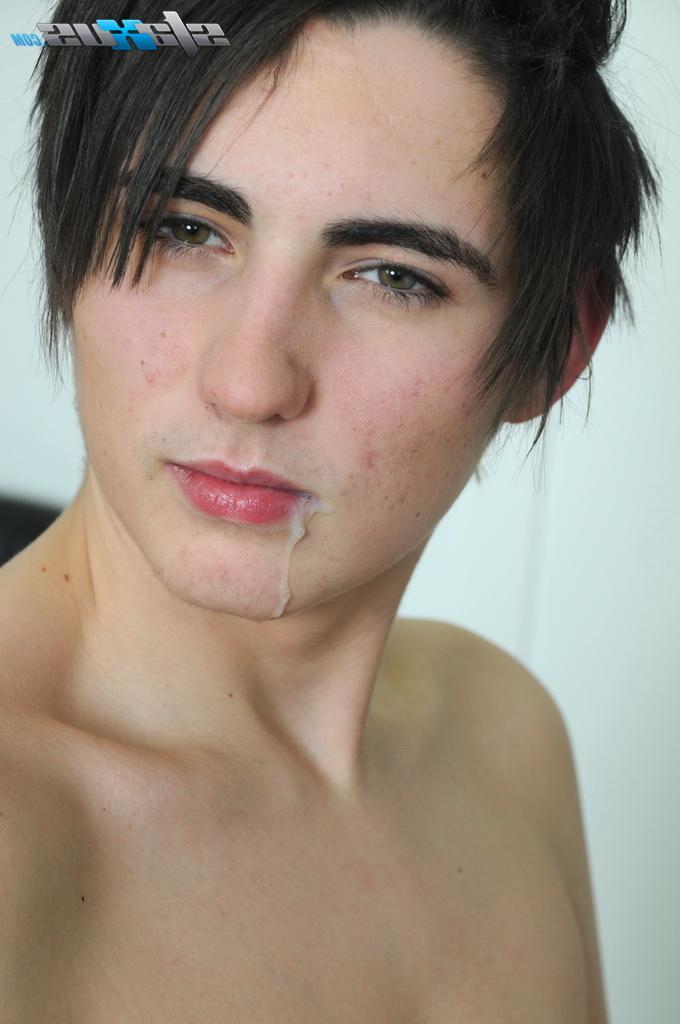 20P Hot twinks Kyle Dickson & Connor Levi have anal sex after kissing